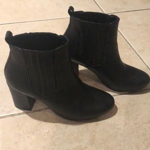 Steve Madden black booties